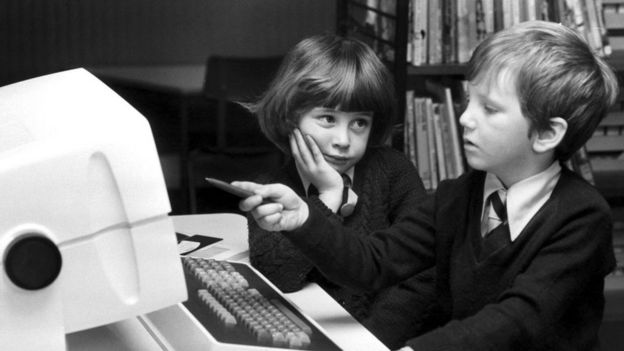 Bilgisayar önünde çocuklar