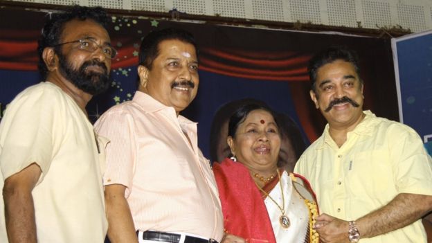 Tamil actress Manorama flanked by well-known Tamil film actors Kamal Hassan [on the right) and Sivakumar (left) at an event in her honour in October 2015