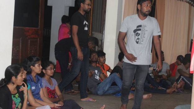 கிழக்கு பல்கலையில் விடுதி வசதி கோரி மாணவர்கள் போராட்டம்