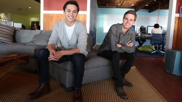 Los jóvenes Bobby Murphy y Evan Spiegel, creadores de Snapchat, sentados en sus oficinas.