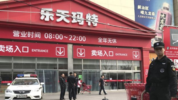 3月17日，警方驻守在北京的乐天超市外。