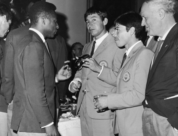 Brazilian footballer Pele talking to Humberto Cruz of Chile, second from right, during a reception at Lancaster House for teams already eliminated from the World Cup, 21 July 1966. (Photo by Hulton Archive/Getty Images)