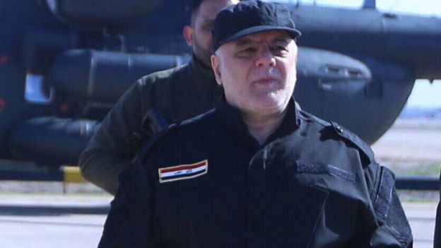 رئيس الوزراء العراقي حيدر العبادي وهو يتفقد الوضع الميداني في الموصل
