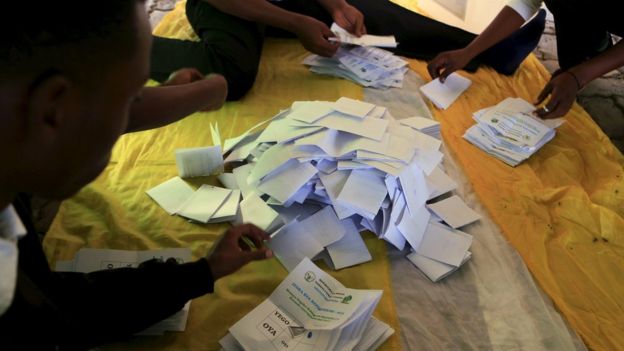 Rwandan officials count vote after constitutional referendum (file photo 18 December)