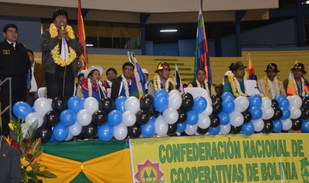 Evo Morales con cooperativistas en una proclamación.