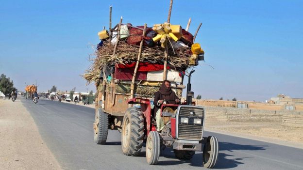 Afghans flee ongoing fighting between government and Taliban fighters in Helmand province, Afghanistan (22 December 2015)