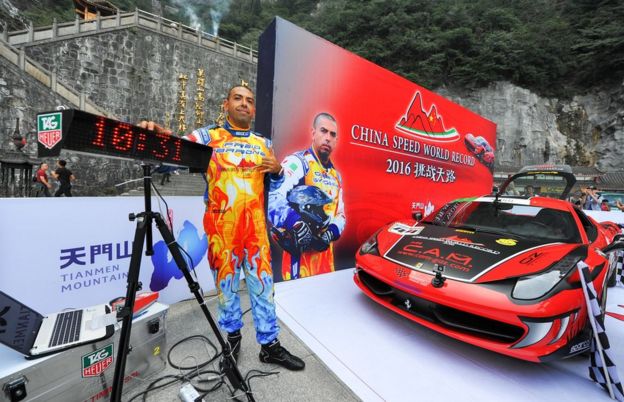 Fabio Barone poses next to a clock showing his time, Zhangjiajie, Hunan province (21 Sept 2016)