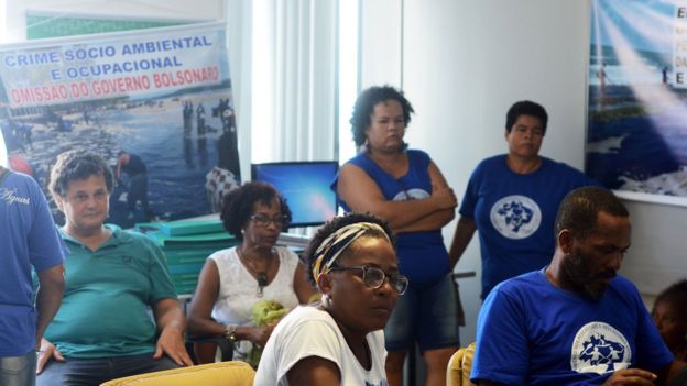 Pescadores na sede do Ibama