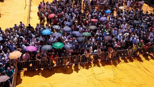 People queue to walk on the Floating Piers installation 18/06/2016