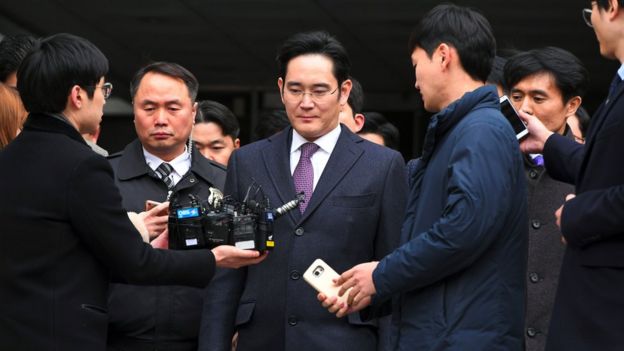 Người thừa kế Samsung Lee Jae-Yong là tâm điểm trong vụ điều tra ở Hàn Quốc