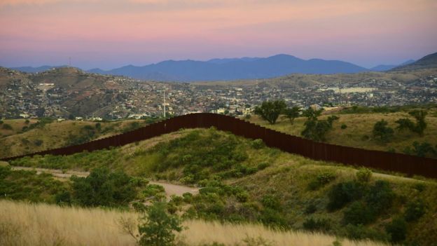 Muro en la frontera entre EE.UU. y México.