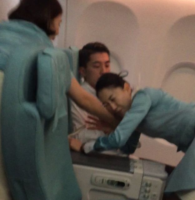 Screenshot of Richard Marx subduing passenger on Korean Air flight