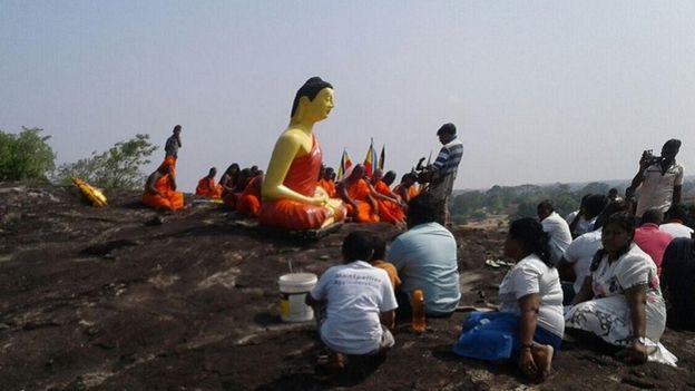 இறக்காமம் பிரதேசத்திலுள்ள மாயக்கல்லி மலை மீது வைக்கப்பட்டுள்ள புத்தர் சிலை