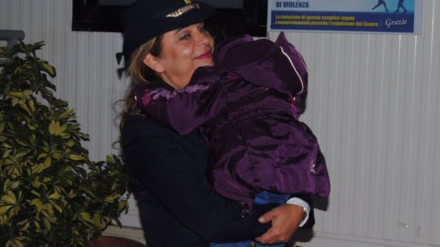 Policía Maria Volpe abrazando a Oumoh