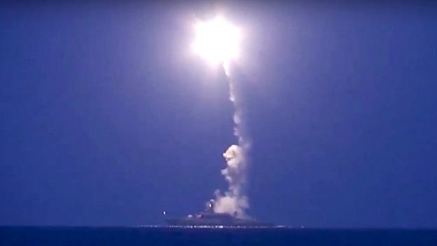 2015年10月7日にカスピ海のロシア海軍の艦から発射巡航ミサイル
