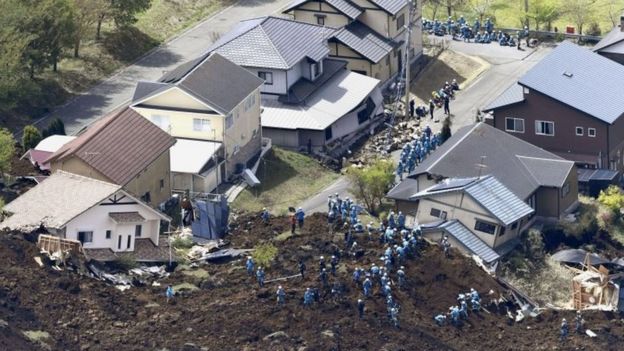 Rescuers continue a search operation in Minamiaso, Kumamoto prefecture (17 April 2016)