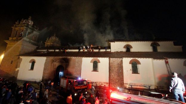 Bomberos intentan sofocar el fuego en San Sebastián