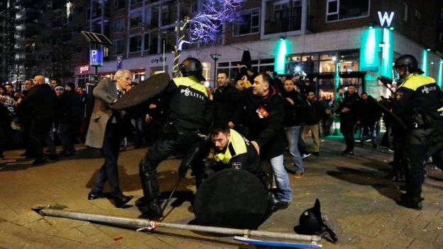 الشرطة الهولندية اشتبكت مع متظاهرين أتراك في روتردام