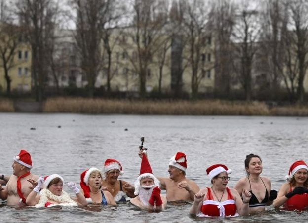 Di Berlin, klub renang kota itu ikut dalam tradisi mandi bersama di danau Orankesee.