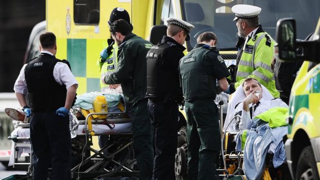 Equipos de rescate y de emergencia en Londres tras el ataque.