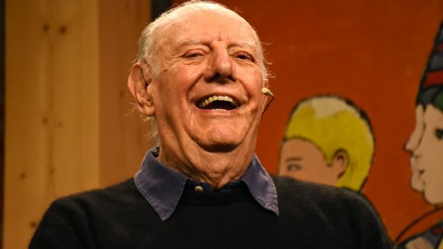 Dario Fo sahnede gülümsüyor.