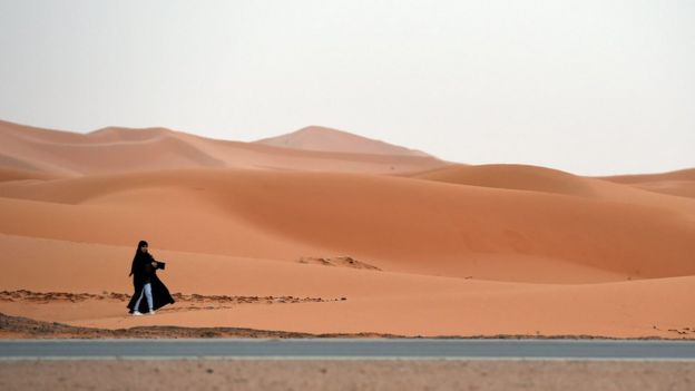 مغردون ينتقدون زواج تسعيني من فتاة قاصر في السعودية
