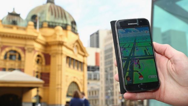 Una persona jugando Pokémon Go en Melbourne, Australia