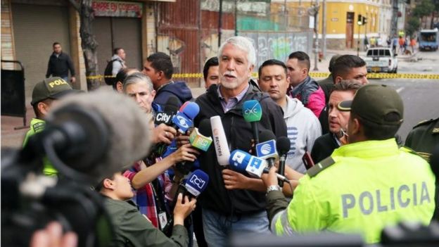 El alcalde Enrique Peñalosa habla con la prensa tras la explosión.