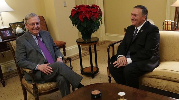 Mike Pompeo (der.), con el líder de la mayoría republicana en el Senado, Mitch McConnell