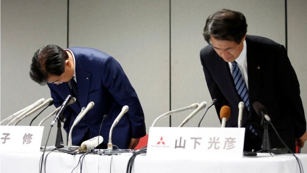 Executivos da Mitsubishi pedem perdão em uma coletiva de imprensa em 2016