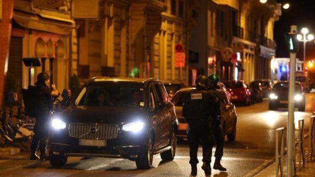 La policía de Niza realiza controles en los vehículos tras el ataque.