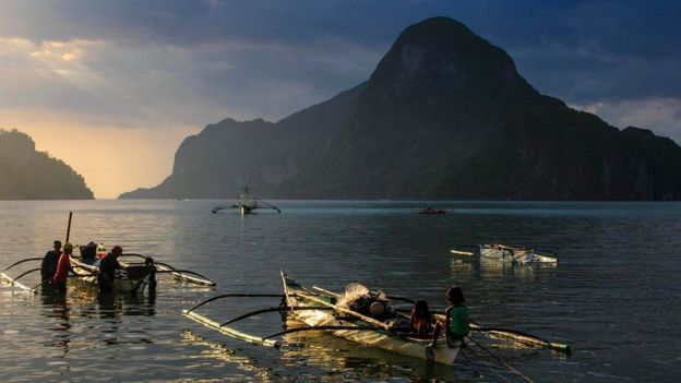 Una escena de mar y montaña en Filipinas