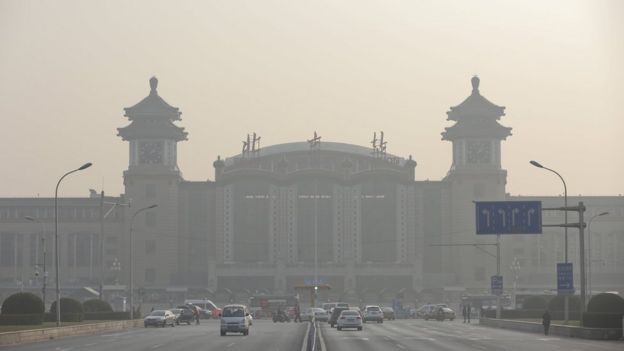 周日雾霾中的北京站