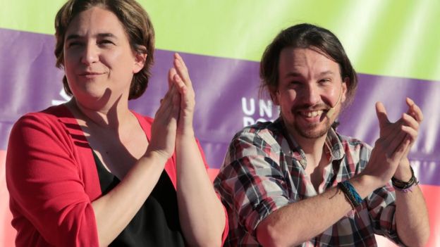 Ada Colau (L) and Podemos leader Pablo Iglesias (R)
