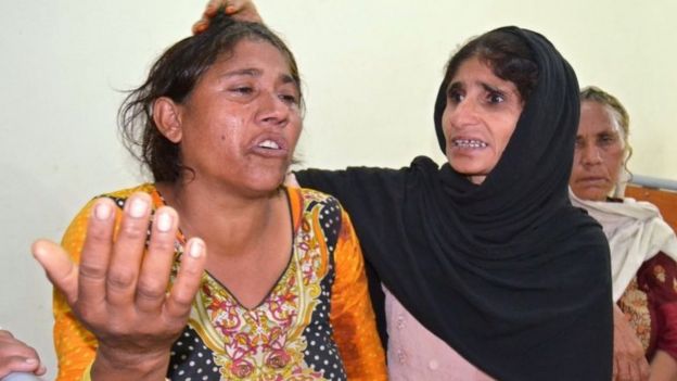 باكستانية تحاول مواساة وتهدئة امرأة فقدت أقارب لها في الحادث