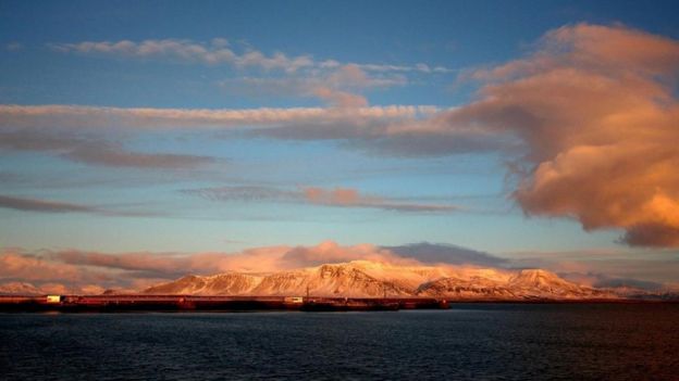 Una escena de montañas en Islandia