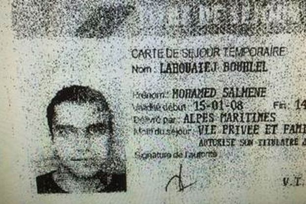 La policía recuperó documentos de identidad de Mohamed Lahouaiej Bouhlel del camión.