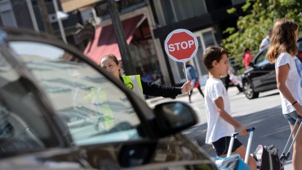Niños cruzando la calle
