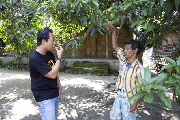 Eko Mulyadi and Duey using sign language