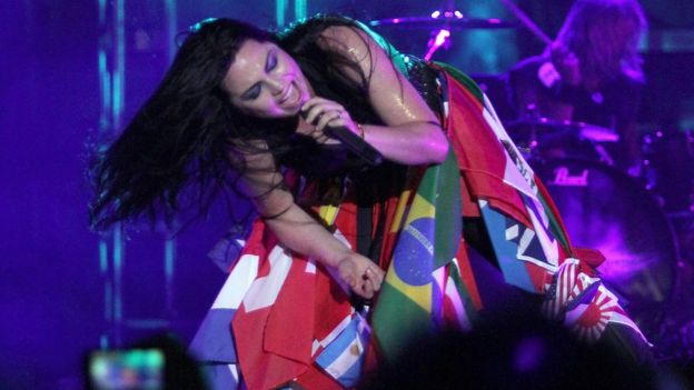 Amy Lee, la cantante de Evanescence en pleno concierto en Paraguay.