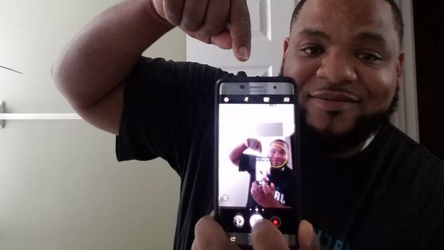 Julius Wilkerson mostrando su Galaxy Note 7 a la cámara