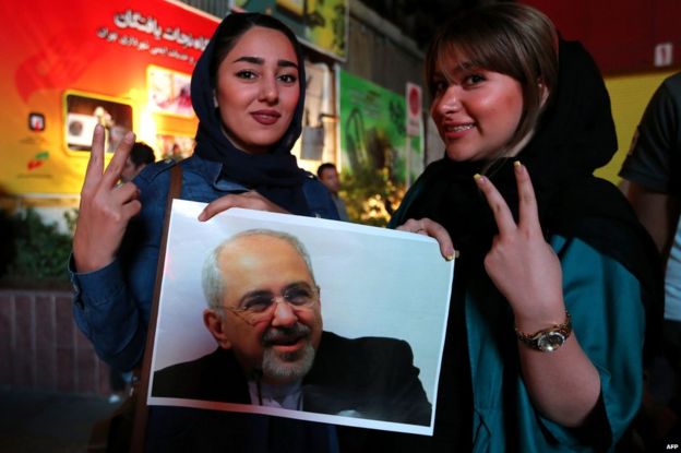 Iranian women holding a picture of Mohammad Javad Zarif celebrate the announcement of a nuclear deal with world powers in Tehran (14 July 2015)
