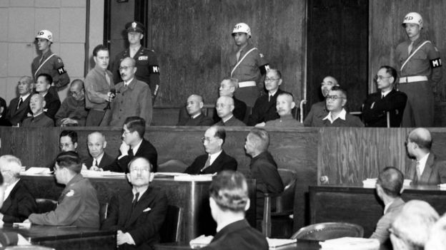 1948年1月，前日本将军东条英机出席军事法庭审判