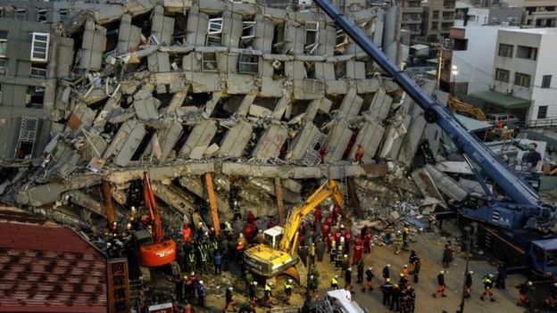 Rescuers search for survivors from a collapsed building following a 6.4 magnitude earthquake struck on 06 February in Tainan City, southern Taiwan, 07 February 2016