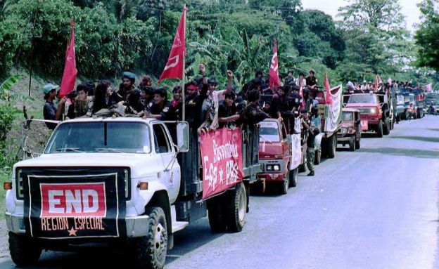 Guerrilleros desmovilizándose en El Salvador en 1992.