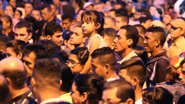 Miles de venezolanos cruzaron la frontera con Colombia este sábado