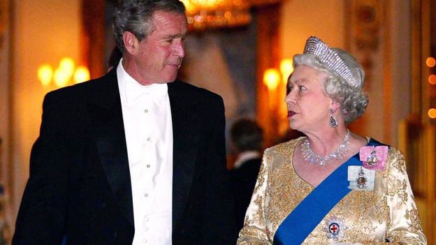 Britain's Queen Elizabeth II arrives with US President George Bush for the Buckingham Palace state banquet in honour of the US President on 19 November 2003