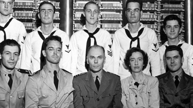 Grace Hopper y varios miembros de su equipo en la Armada estadounidense