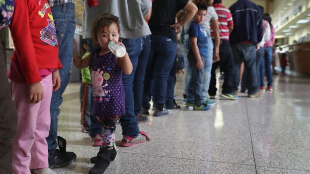 fila en la estación de bus