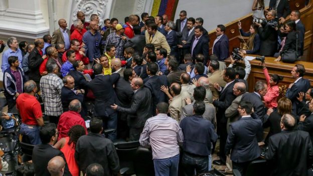 Deputados discutem na Assembleia Nacional da Venezuela